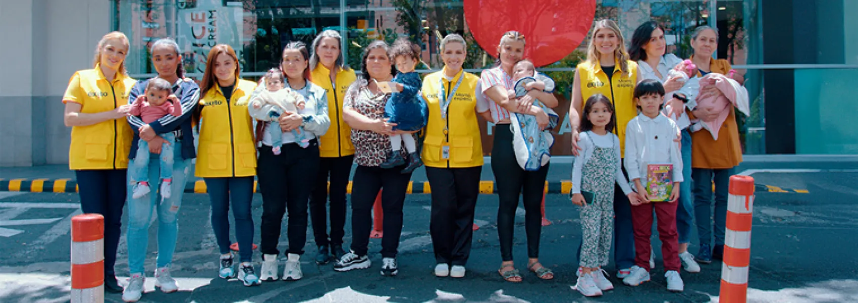 Foto con un grupo de madres cargando sus bebés 